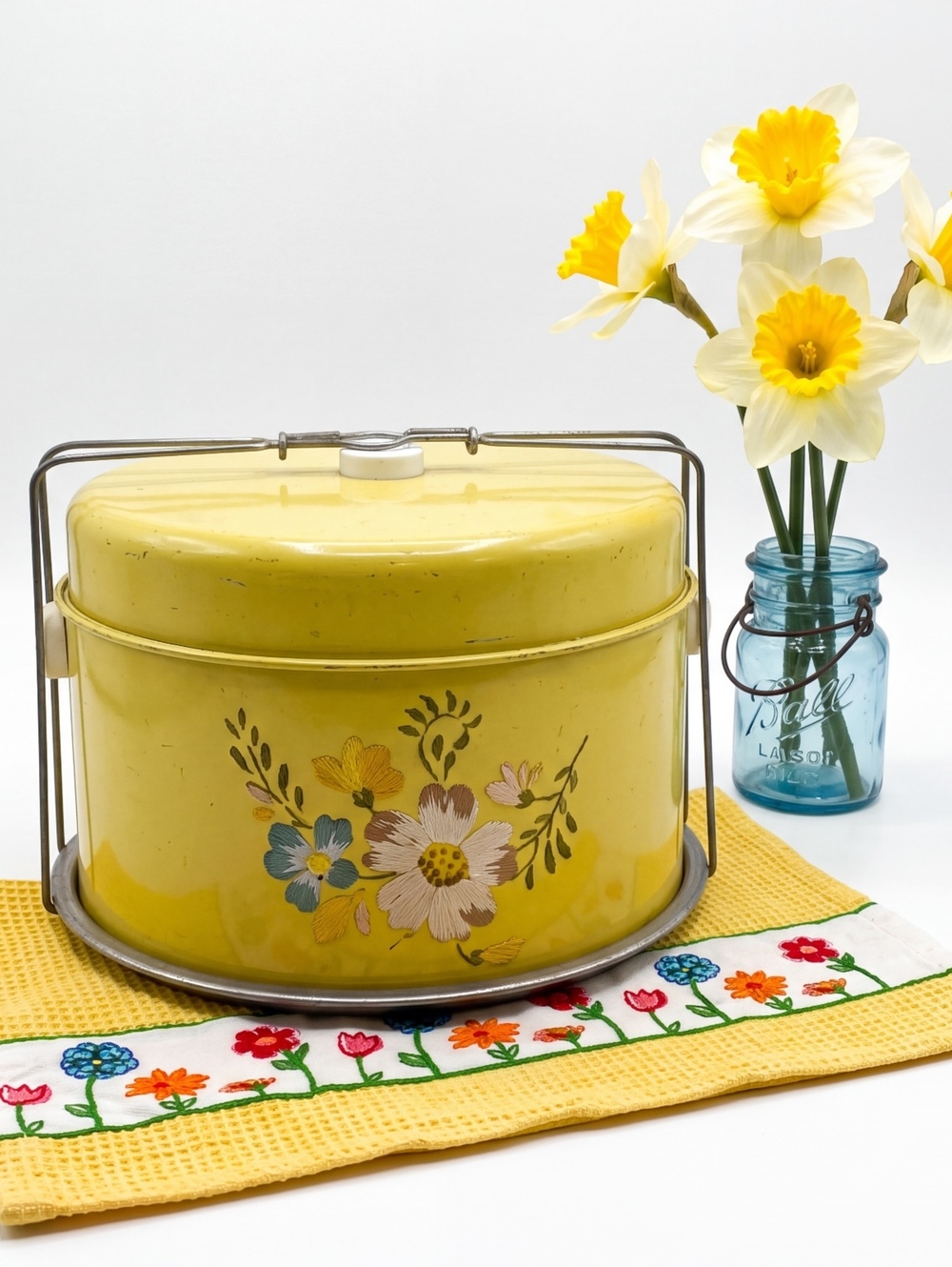 Vintage Floral Metal Cake Carrier with Handle – Mid-Century Yellow Tin Decor